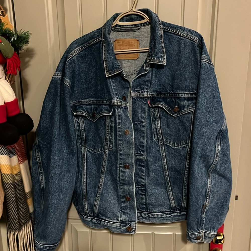 Size large Levi’s denim jacket, Excellent condition. Clean smoke free.